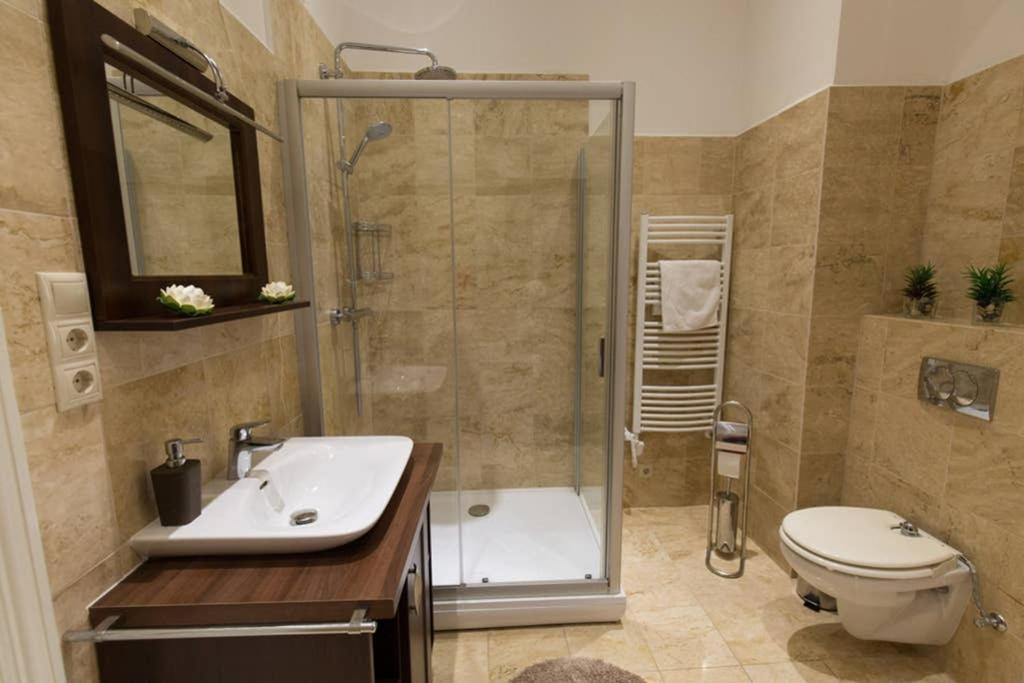 Elegant Apartment With Buda Castle View Boedapest Buitenkant foto