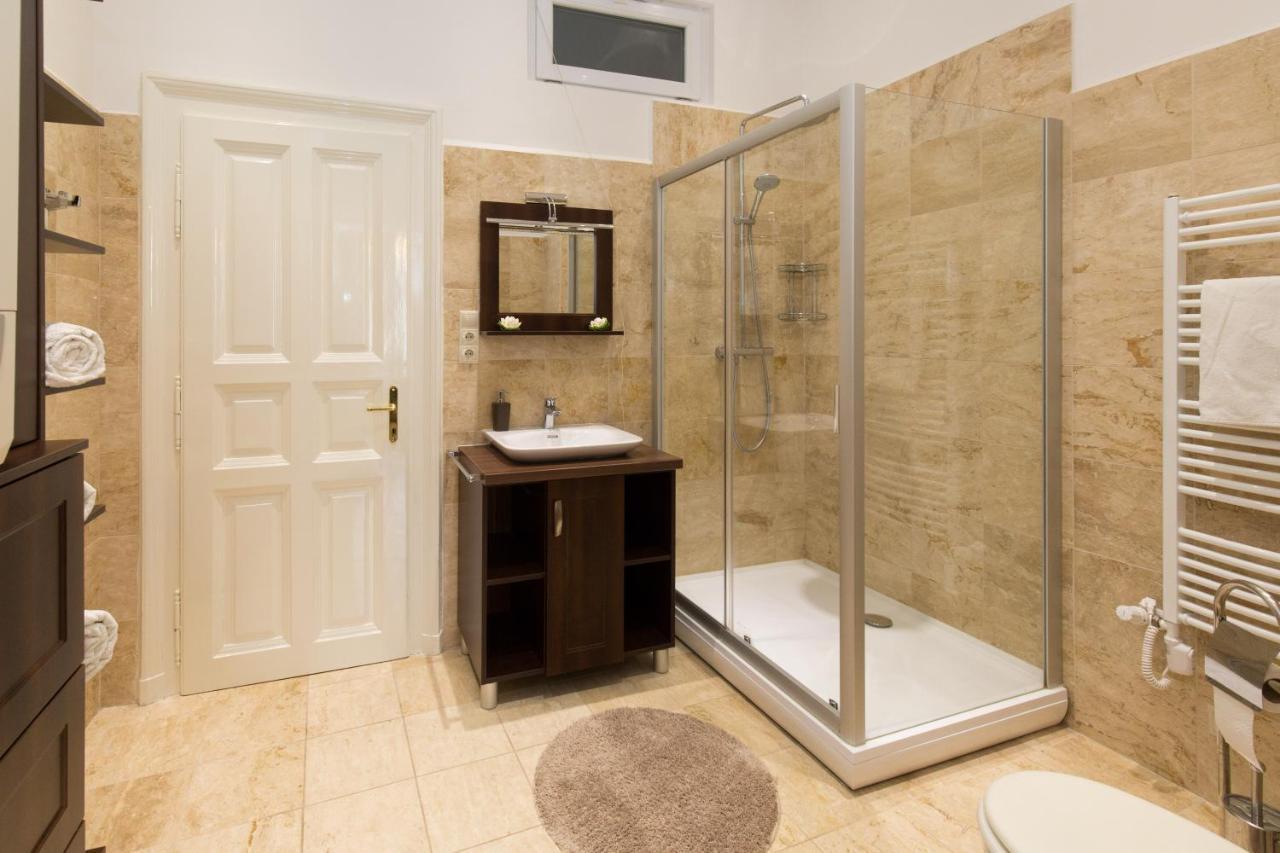Elegant Apartment With Buda Castle View Boedapest Buitenkant foto